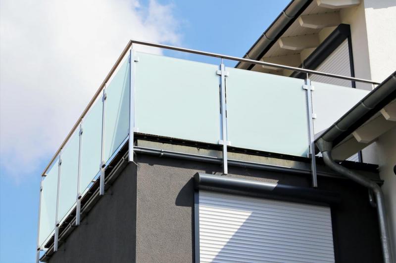 Aluminium ou verre, quel mat&eacute;riau privil&eacute;gier pour un garde-corps ext&eacute;rieur durable ?