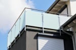 Aluminium ou verre, quel mat&eacute;riau privil&eacute;gier pour un garde-corps ext&eacute;rieur durable ?